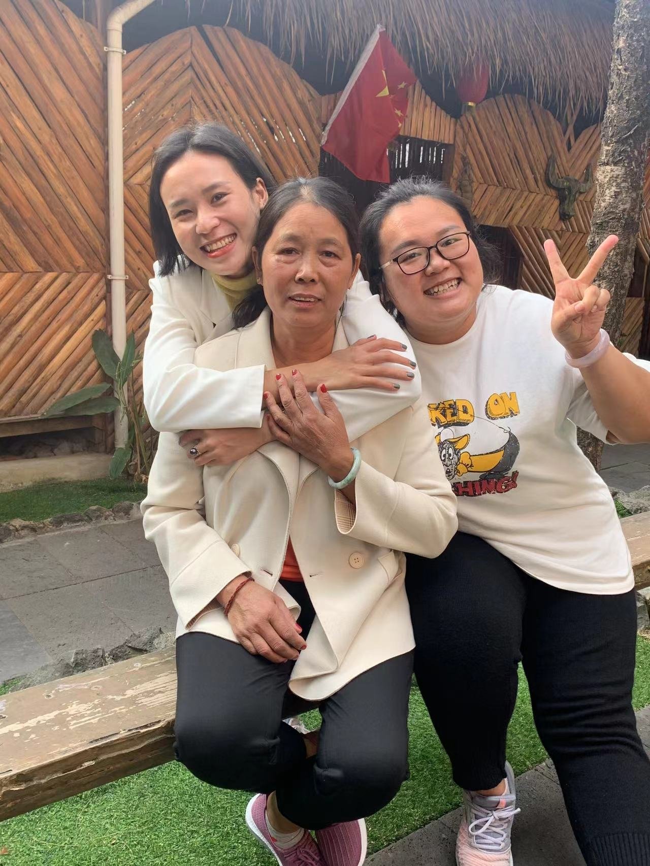 疫情前,阿芸母亲每年都会到瑞丽一两次,图中人物从左至右依次为:阿芸姐姐、她母亲,阿芸。 本文照片除特殊说明,均为受访者提供