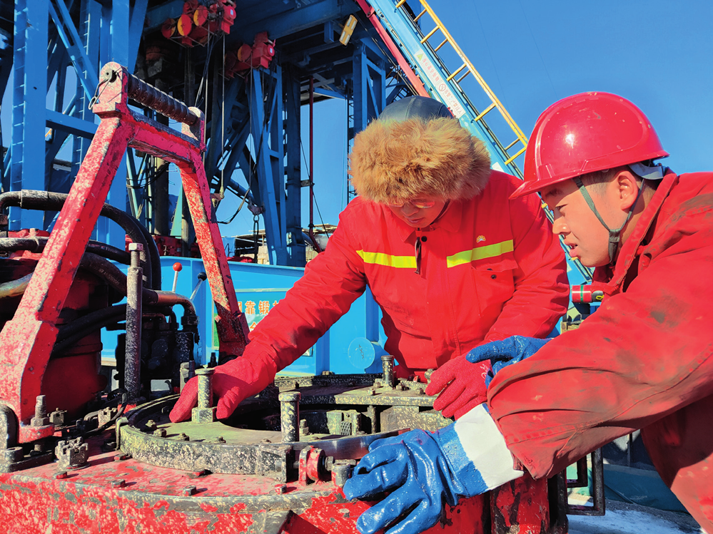 大庆油田 1205 钻井队员工在检查设备（2023 年 11 月 9 日摄） 赵世哲摄