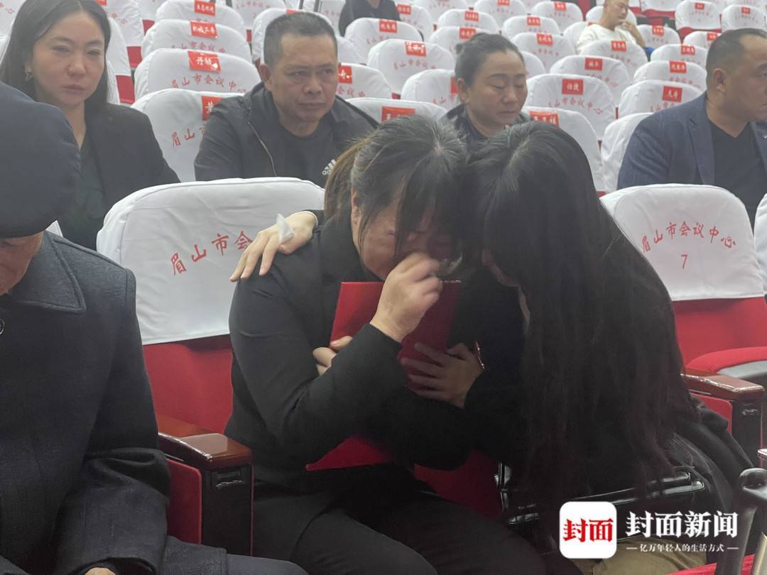 报告会上,四川省公安厅政治部主任张琦为蒋久华妻子王霞颁授"全国公安