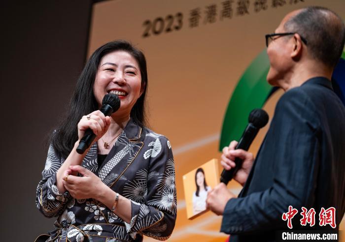 内地歌手姚璎格在2023香港高级视听展举行签唱