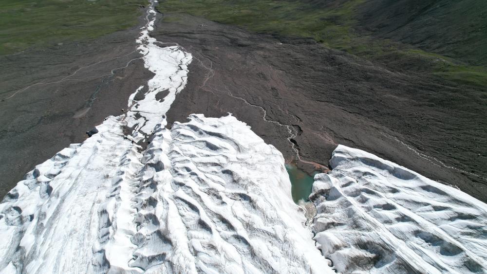 冬克玛底冰川尾部(7月27日摄,无人机照片)。新华社记者 刘诗平 摄