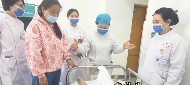 ▲护理团队指导患者功能锻炼