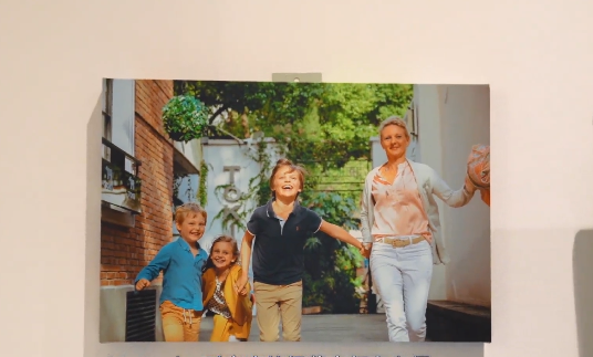 此前采访视频截图，娜塔莎&middot;塔拉斯孔和她的孩子们在上海弄堂里