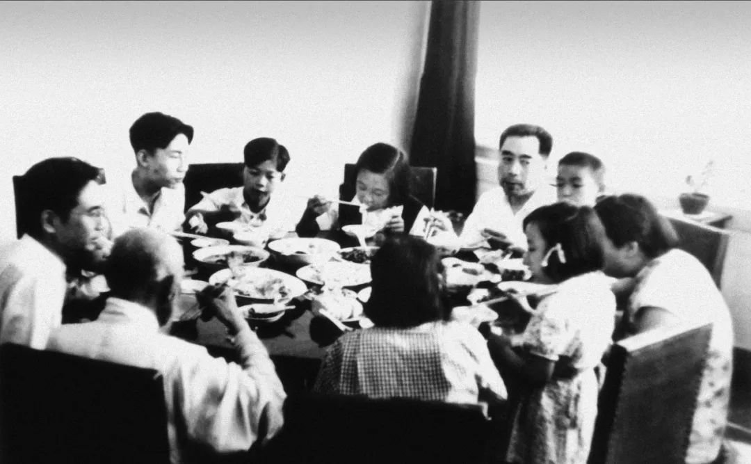 ·1952年8月，周恩来在西花厅为六伯父周嵩尧过生日，全家欢聚一堂。（周恩来邓颖超纪念馆供图）