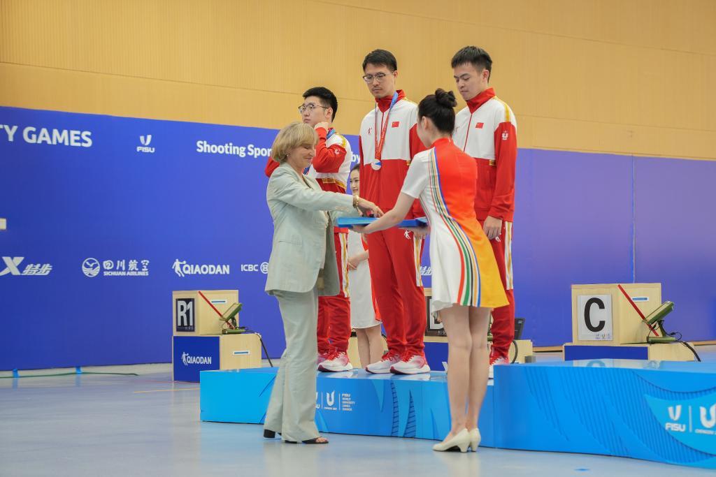 埃尔特洛娃在成都大运会上为运动员颁奖。新华社记者田光雨摄