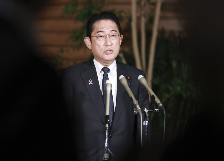 当地时间11月13日，日本首相岸田文雄在首相办公室向媒体发表讲话。 图自视觉中国