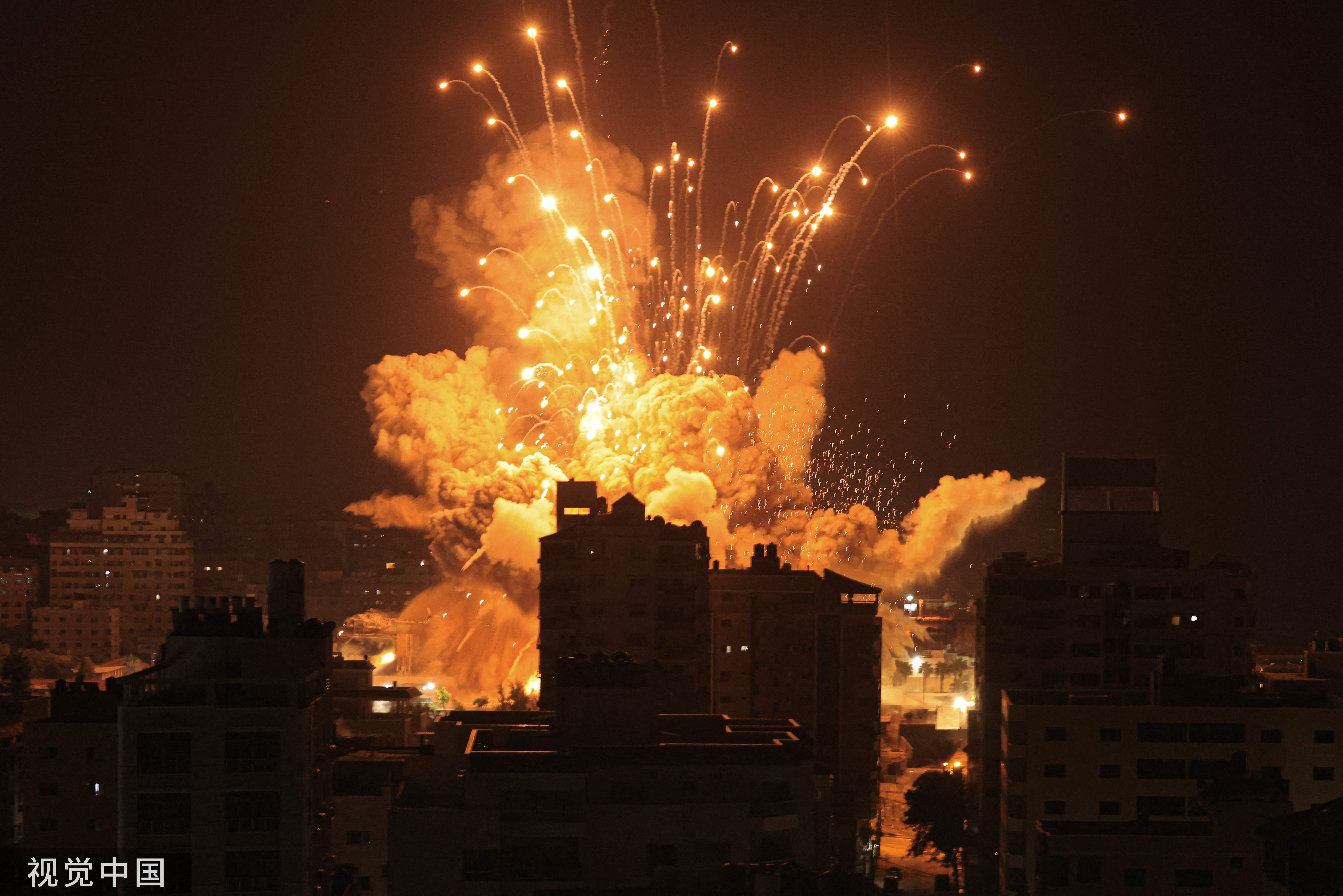 当地时间10月8日，在以色列空袭中，一枚导弹在加沙城爆炸。图源：视觉中国