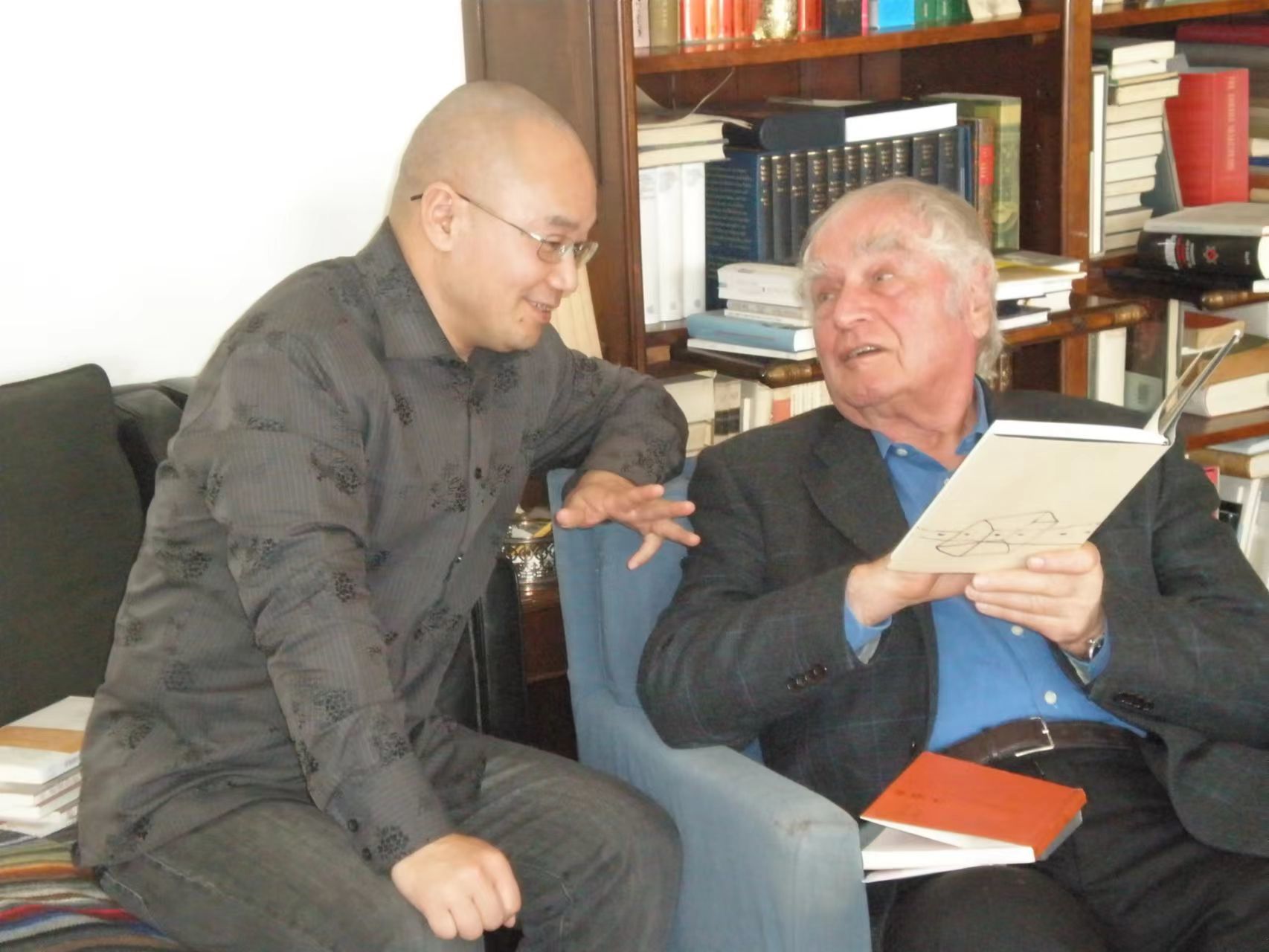 2010年，黄燎宇（左）在瓦尔泽家中与瓦尔泽交谈。摄影：喻缨