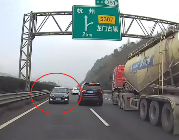 涉事逆行车辆 “都市快报”微信公号 图