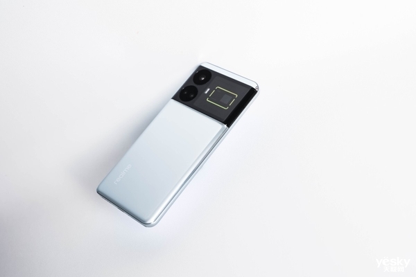 打造安卓性能之王 真我GT5越级体验:旗舰芯与240W满级秒充+24GB满级内存组合