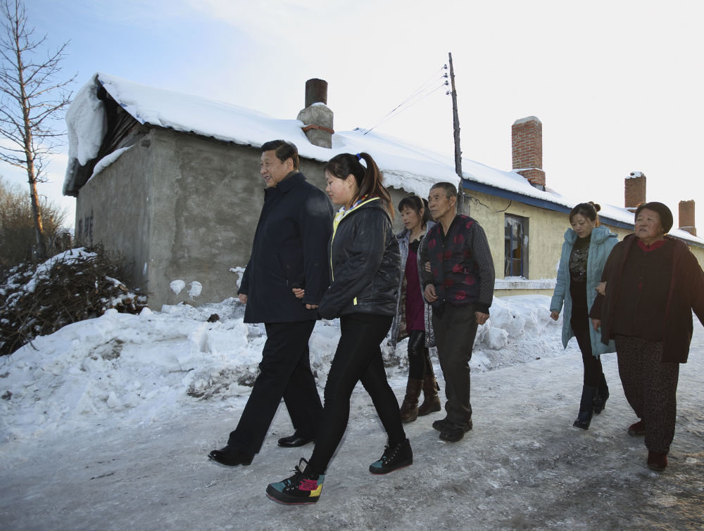 2014年1月26日，习近平冒着零下30多度的严寒，来到内蒙古兴安盟阿尔山市伊尔施镇，看望慰问74岁的困难林业职工郭永财一家。