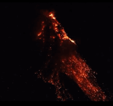 △马荣火山连续7天有岩浆缓慢流出(菲律宾火山地震研究所视频截图,原视频拍摄于6月18日凌晨1时34分)