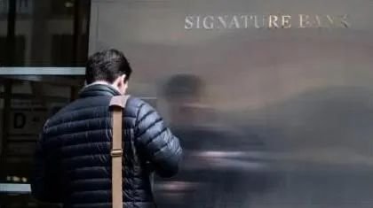·3月12日，一名男子进入纽约签名银行。