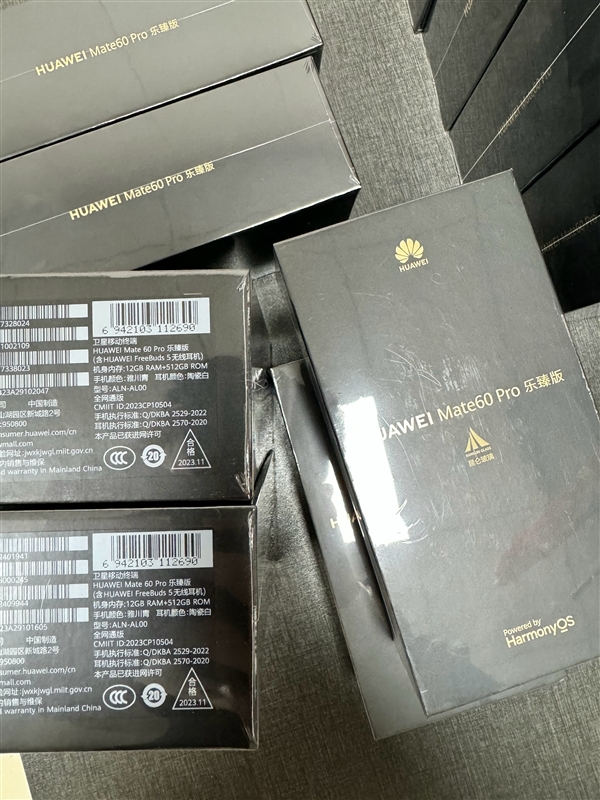 华为Mate 60 Pro乐臻版包装实拍:第三方渠道价比单机更划算