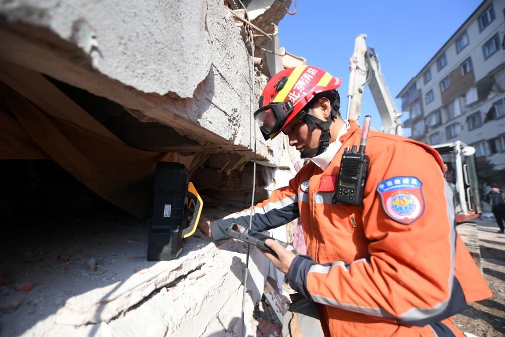 2月12日，中国救援队队员在土耳其哈塔伊省安塔基亚市一处地震废墟开展救援工作。