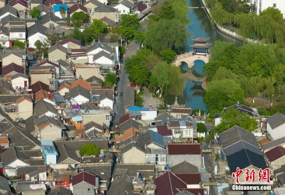 4月16日,航拍京杭大运河畔江苏高邮,运河航运、盂城驿、文游台、汪曾祺纪念馆、清水潭湿地、湖上花海……处处呈现出水乡小城的历史人文气息。高邮依湖傍河,造就了“一城一湖两河三堤”独特景观。图为高邮城南民居。(无人机照片)中新社记者 泱波 摄
