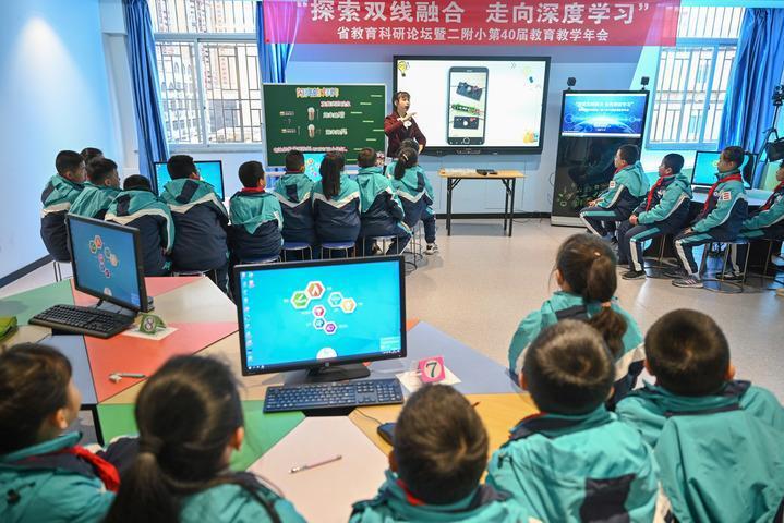 福州教育学院附属第二小学的学生在由学校与网龙网络公司共同打造的“创客教室”学习科学课（2020年12月18日摄）。新华社记者 宋为伟 摄