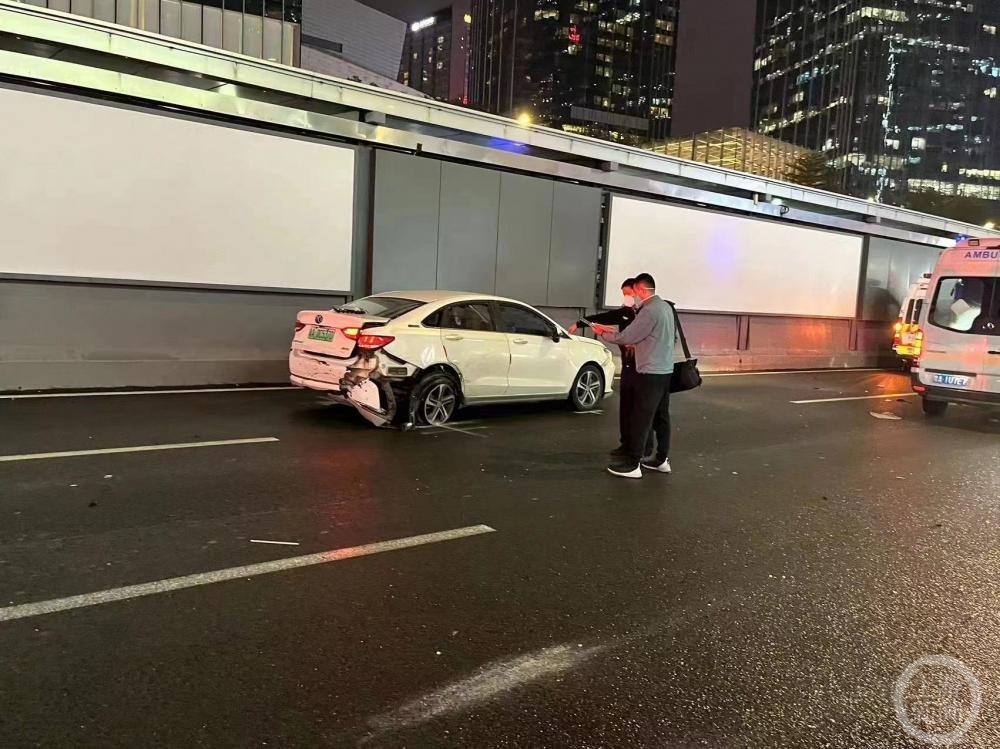 ▲现场有车辆受损。图片来源/李敏供图