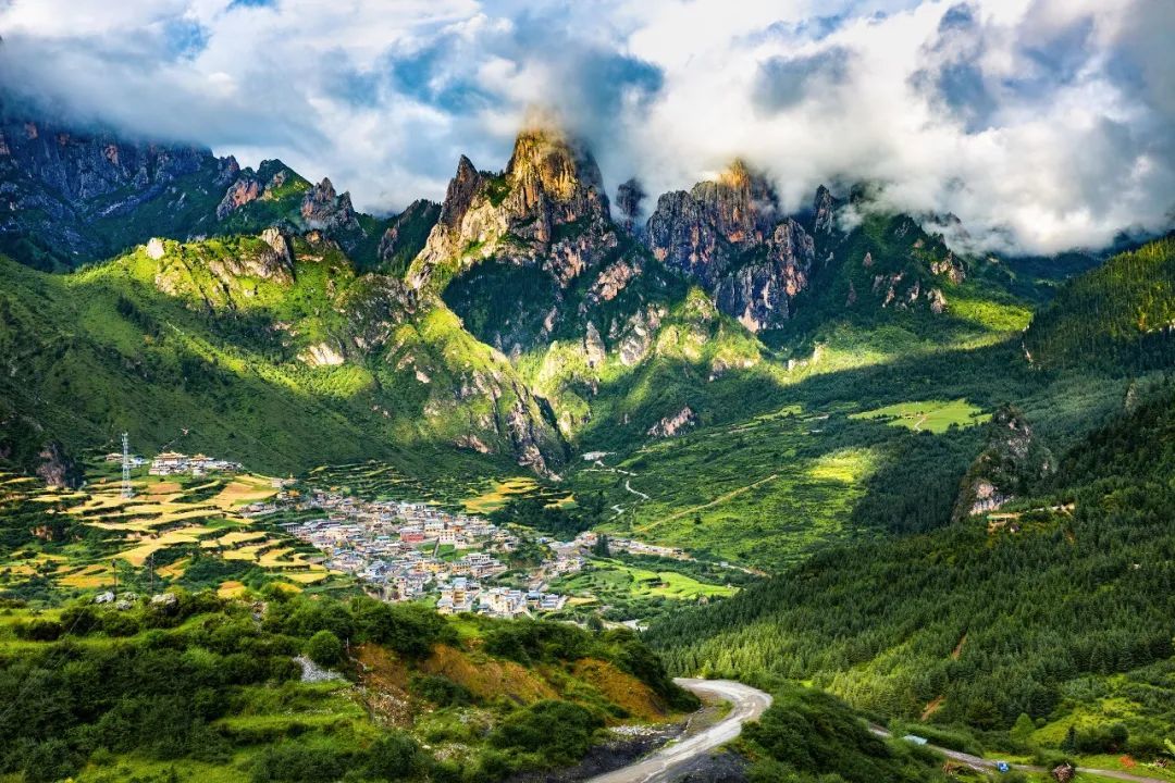 甘南秘境，扎尕那。（图/图虫创意）