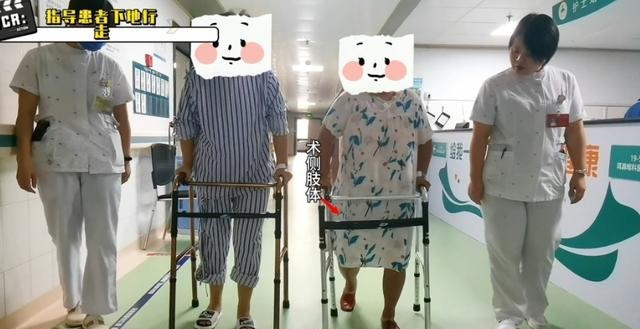 ▲术后第一日指导患者下床行走