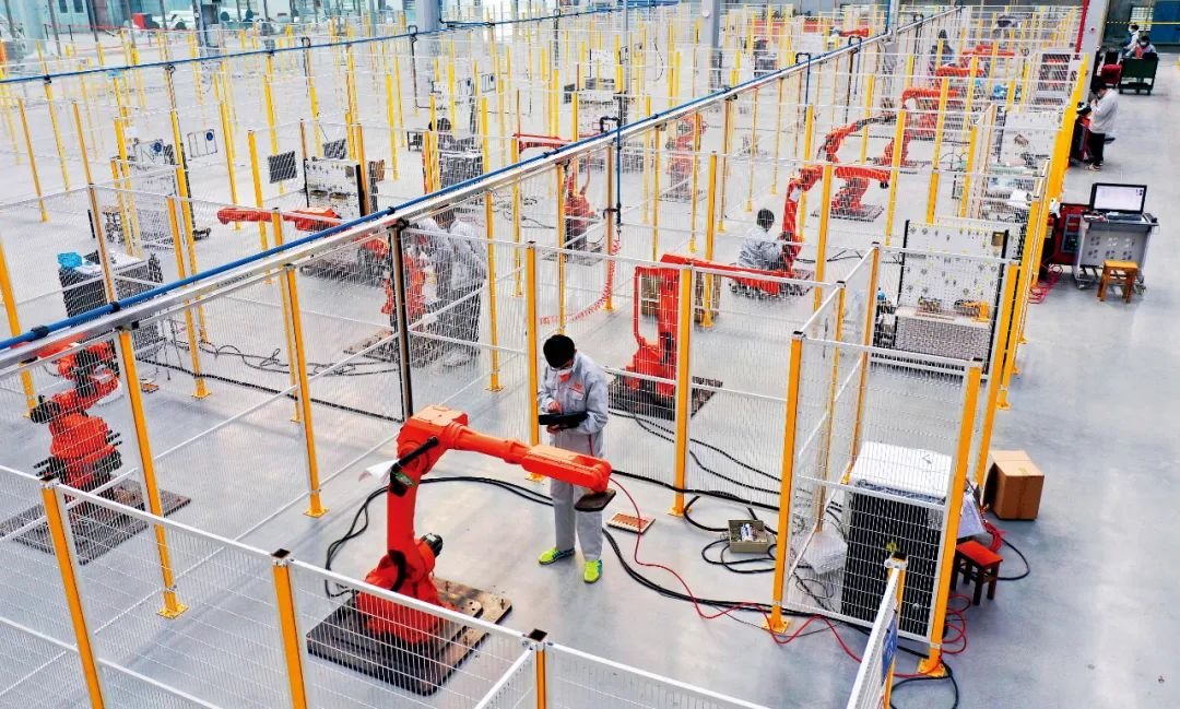 2023年1月4日，浙江温岭市东部新区一家工业机器人生产企业的车间。图/中新