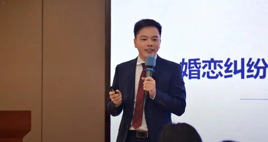 刘胜飞在给妇联干部培训