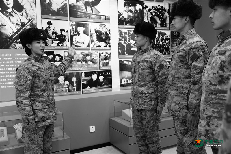 第79集团军某旅下士安静怡（左一）为战友讲述雷锋故事。张达人摄