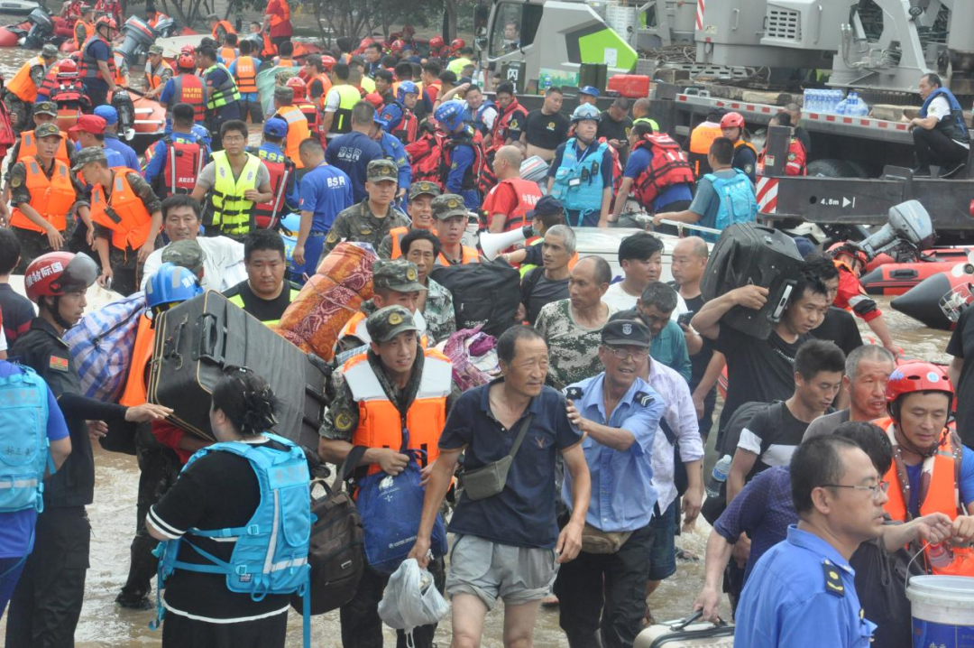 腾飞大街救援是涿州规模较大的一次救援 田国宝/摄