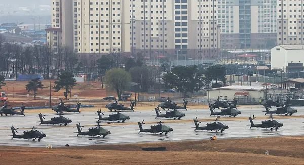 韩国京畿道的驻韩美军平泽基地“汉弗莱斯营”12 日停着“阿帕奇”武装直升机。（视觉中国)