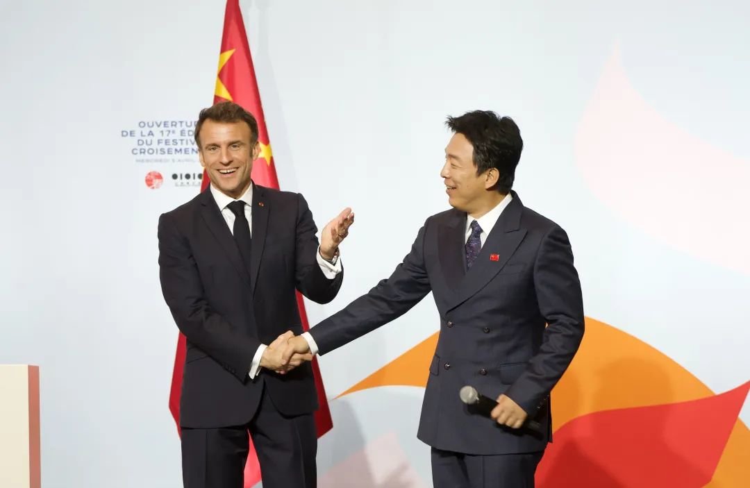 ▲ 法兰西共和国埃马纽埃尔·马克龙(Emmanuel Macron)在第17届“中法文化之春”艺术节开幕式上与本届宣传大使、演员、导演、中国电影家协会副主席黄渤一起宣布“中法文化之春“正式启动,图源:红砖美术馆