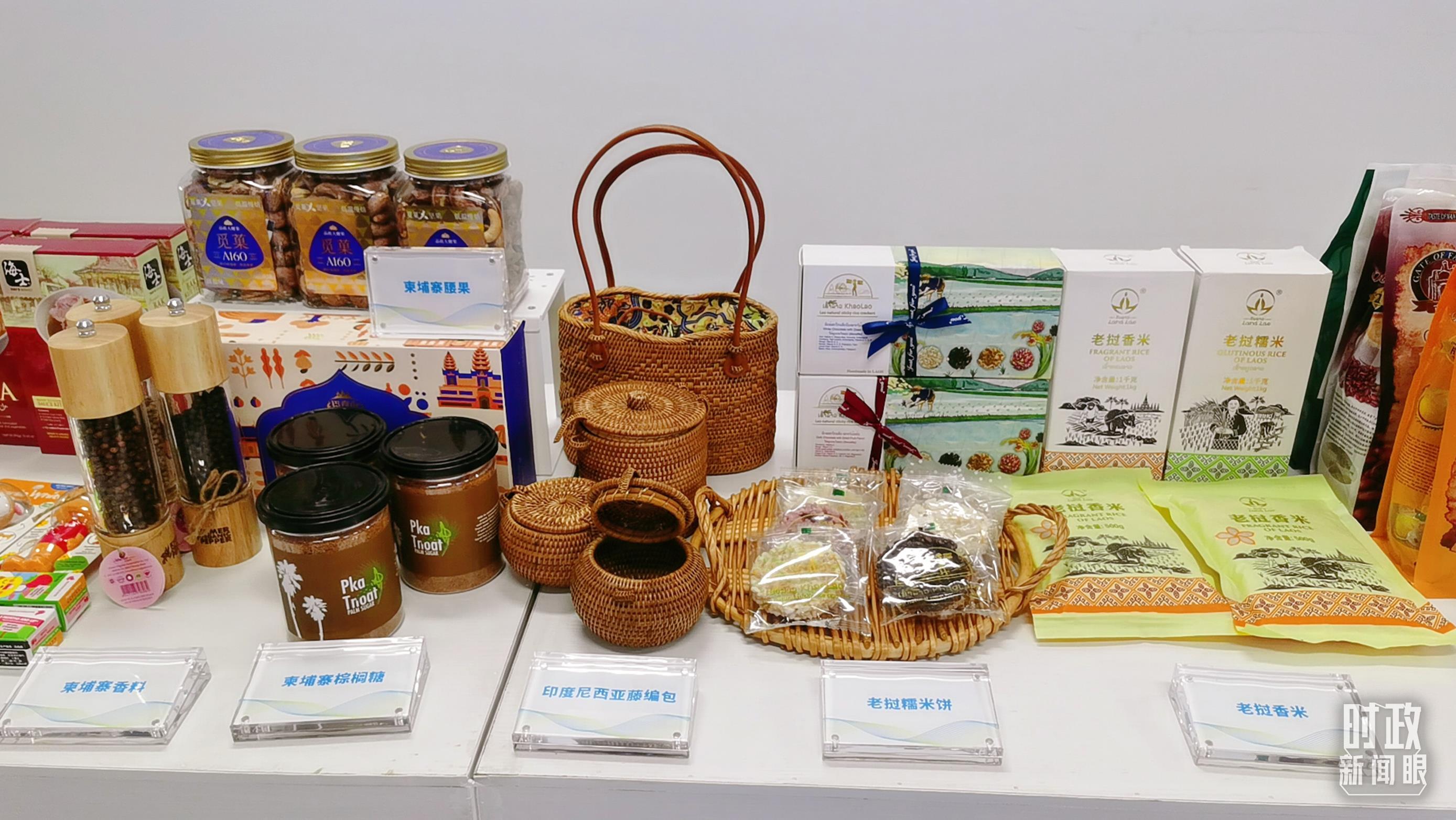 △通过跨境电商进口的东盟国家农产品。（总台央视记者黎兵、姚瑶拍摄）