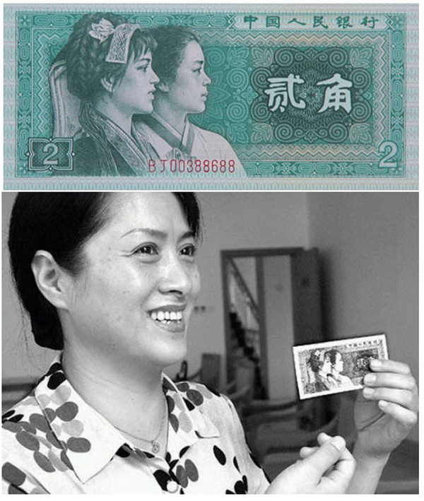 ▲黄其萍与人民币图案。