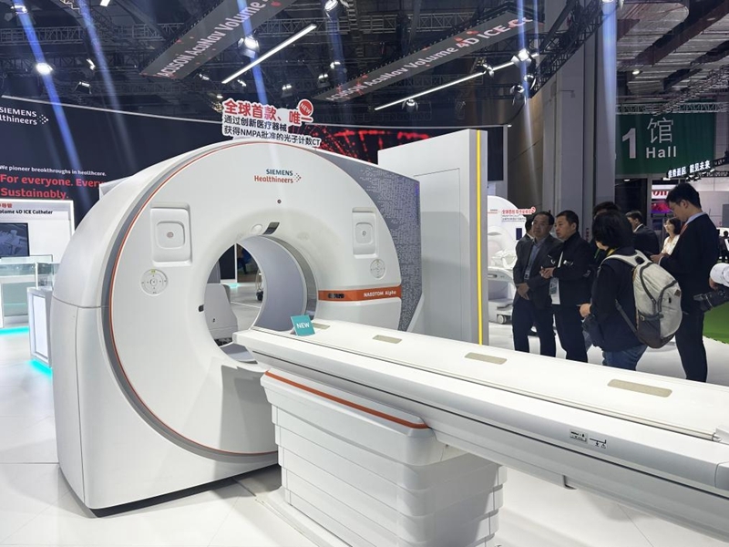 11月8日,第六届进博会西门子医疗展台上的光子计数ct.