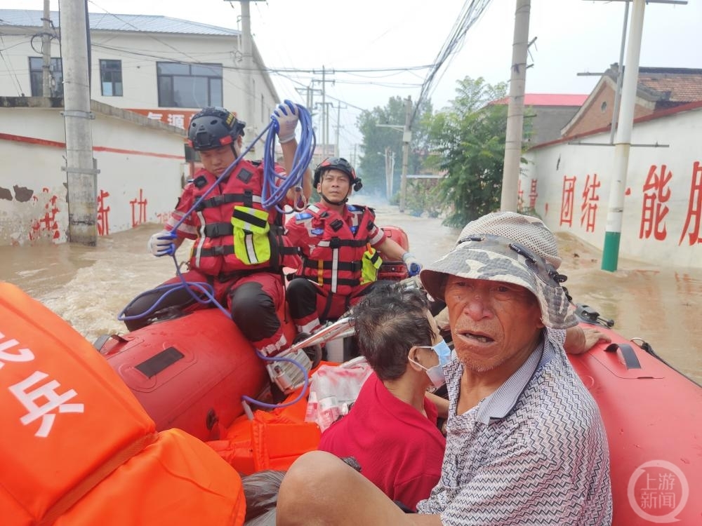 ▲红心救援队在涿州市叼窝镇大柳村、小柳村等地转移受困群众。图片来源/受访者供图