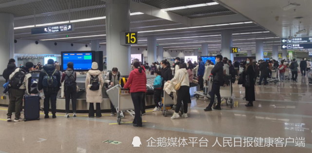 1月26日晚七点,首都国际机场出口,大家在等行李。石梦竹 摄