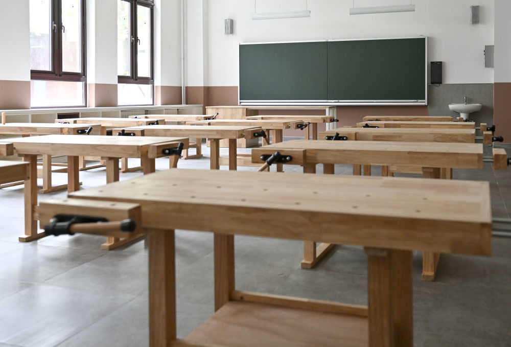 这是7月11日拍摄的雄安史家胡同小学的一间教室。