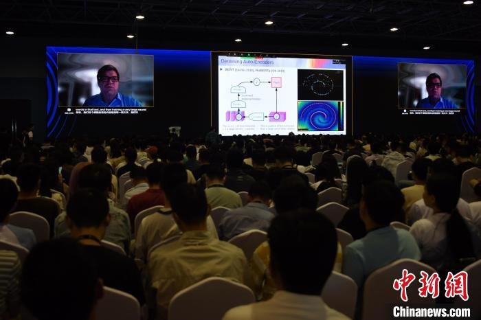 图灵奖得主Yann LeCun通过视频连线发表主题演讲。　中新社记者 孙自法 摄