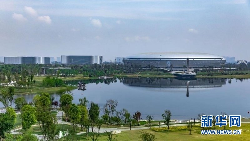 图为东安湖体育场。新华网 张可凡 摄