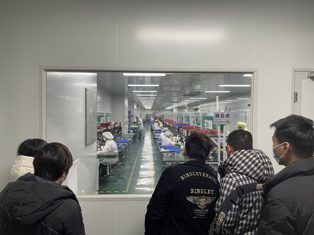 江西鹰潭高新区就业直通车进入企业车间，应聘者直接感受企业的环境。（受访者供图）
