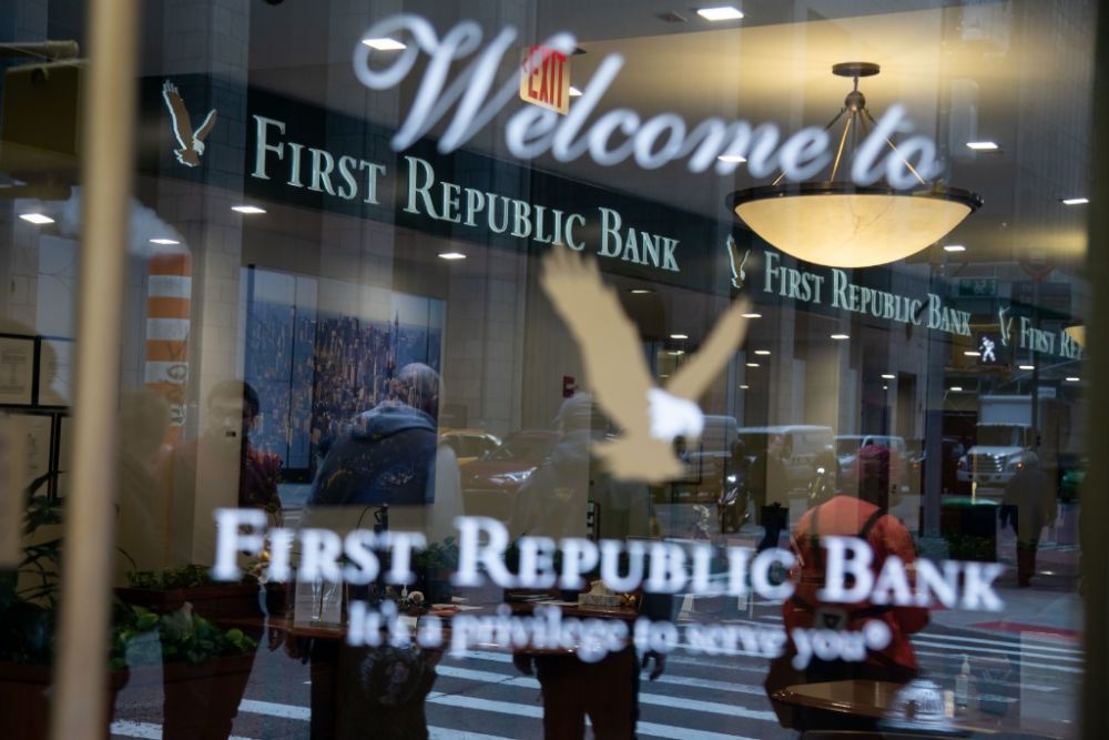这是5月1日在美国纽约拍摄的一家第一共和银行。新华社发（郭克摄）