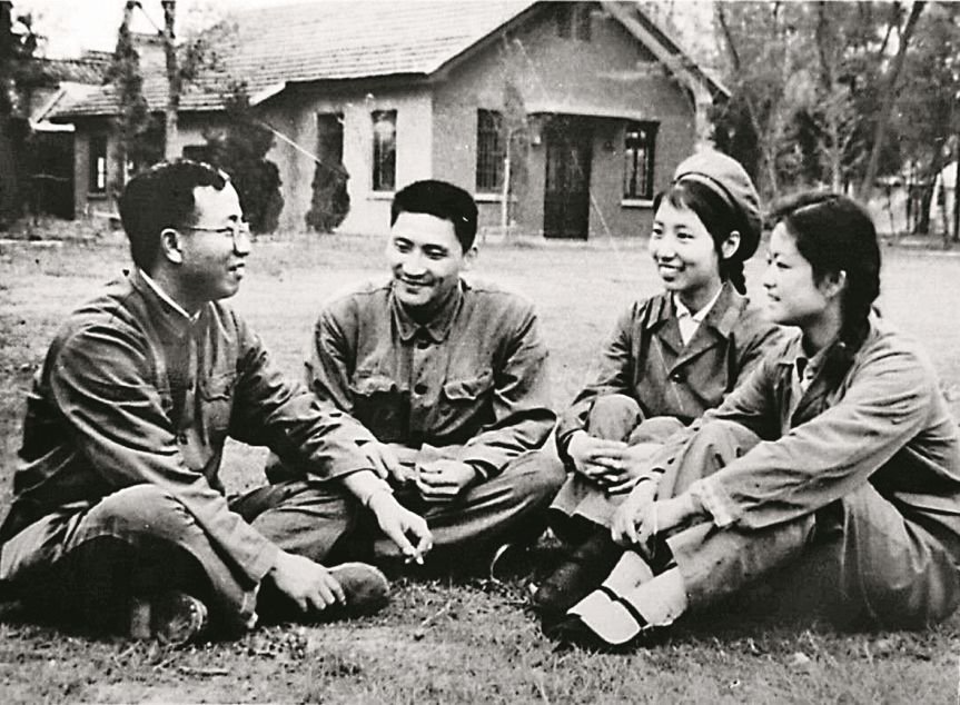 胡福明(左一)在校园里。