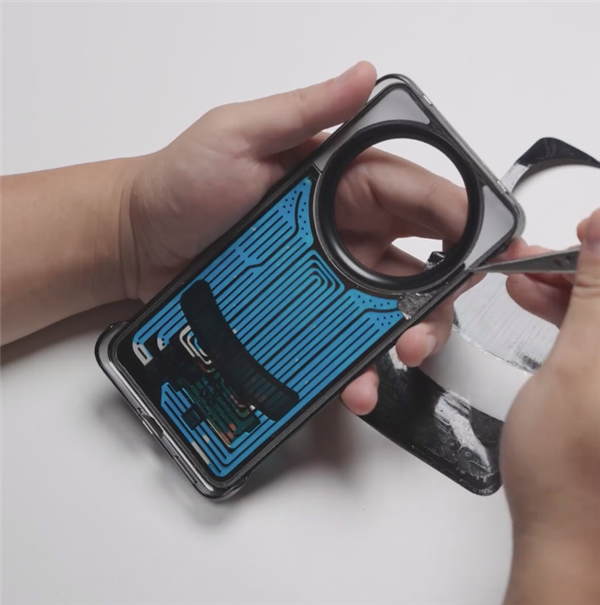 299元超值!华为Mate 60 Pro微泵液冷手机壳首拆:居然暗藏芯片