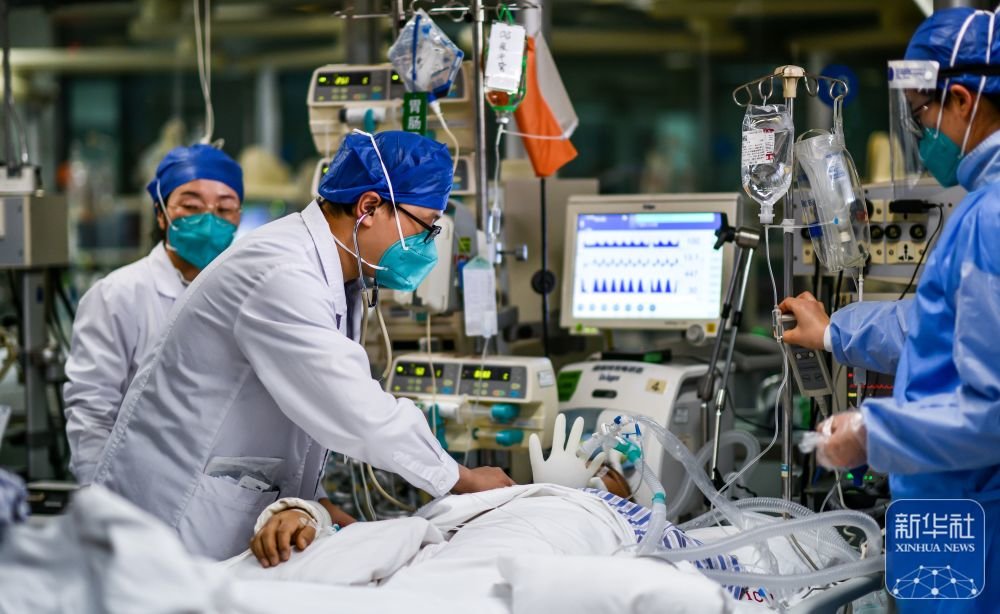 1月21日,云南省第一人民医院重症监护科医生倪矿在病房为病人检查。新华社记者 江文耀 摄