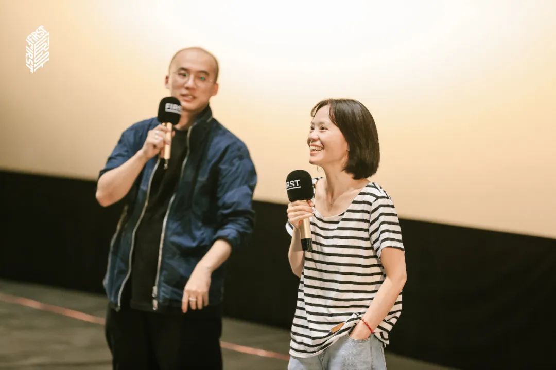 ▲余红苗导演在FIRST首映现场。她曾任职央视，有近20年的新闻和纪录片制作经验