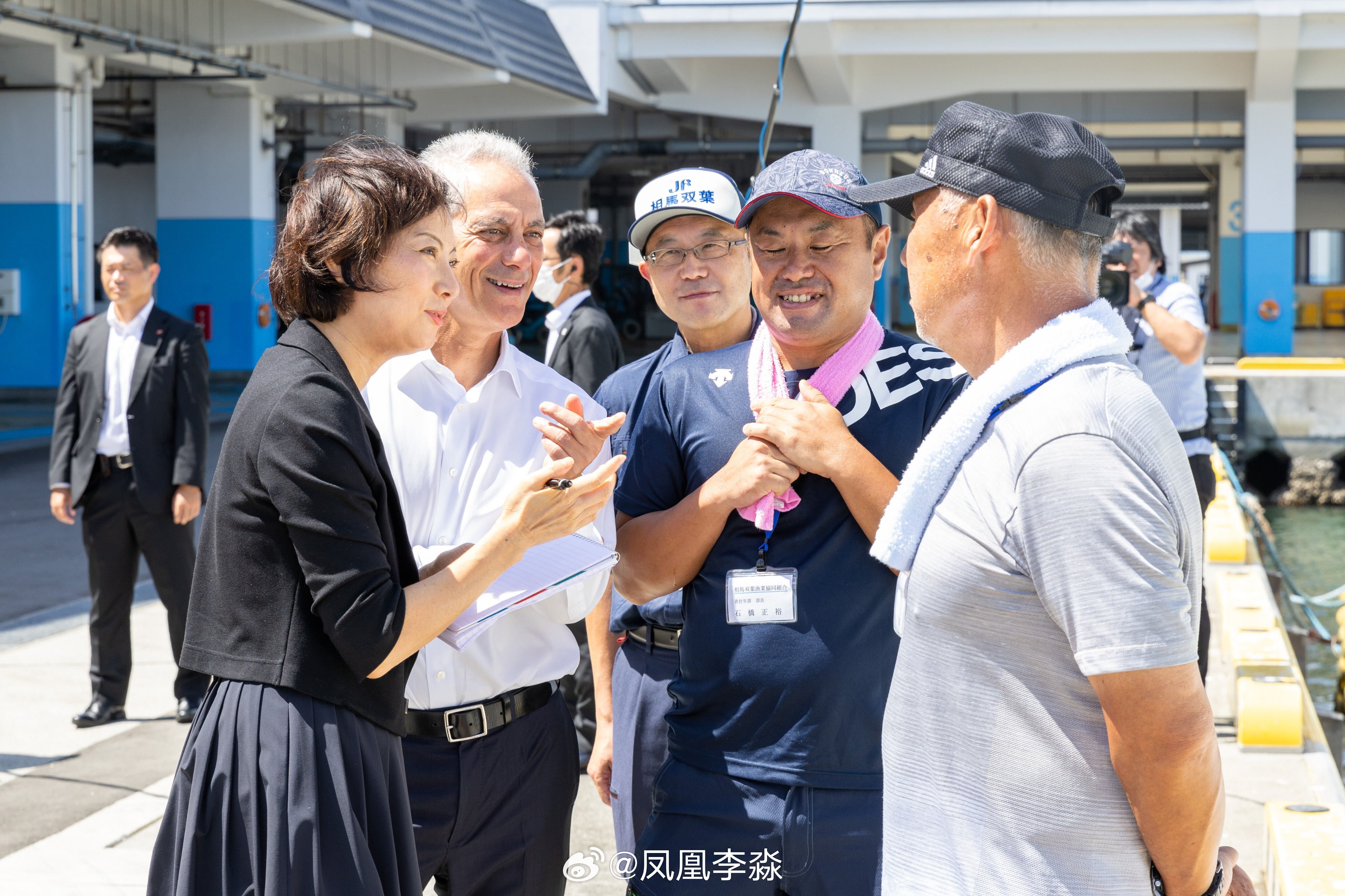 美国驻日大使去福岛吃海鲜，“忍不住带了福岛桃子回东京”