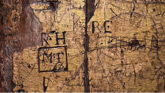 加冕宝座上的涂鸦印记 资料图 图源：英媒