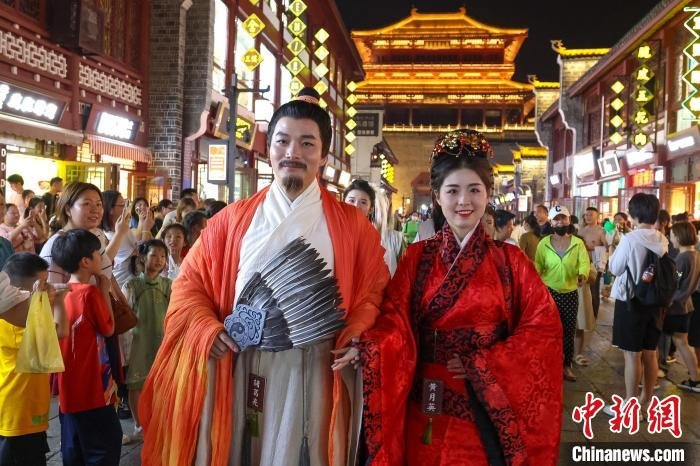 演员扮演“诸葛亮”“黄月英”巡游襄阳古城 杨东 摄
