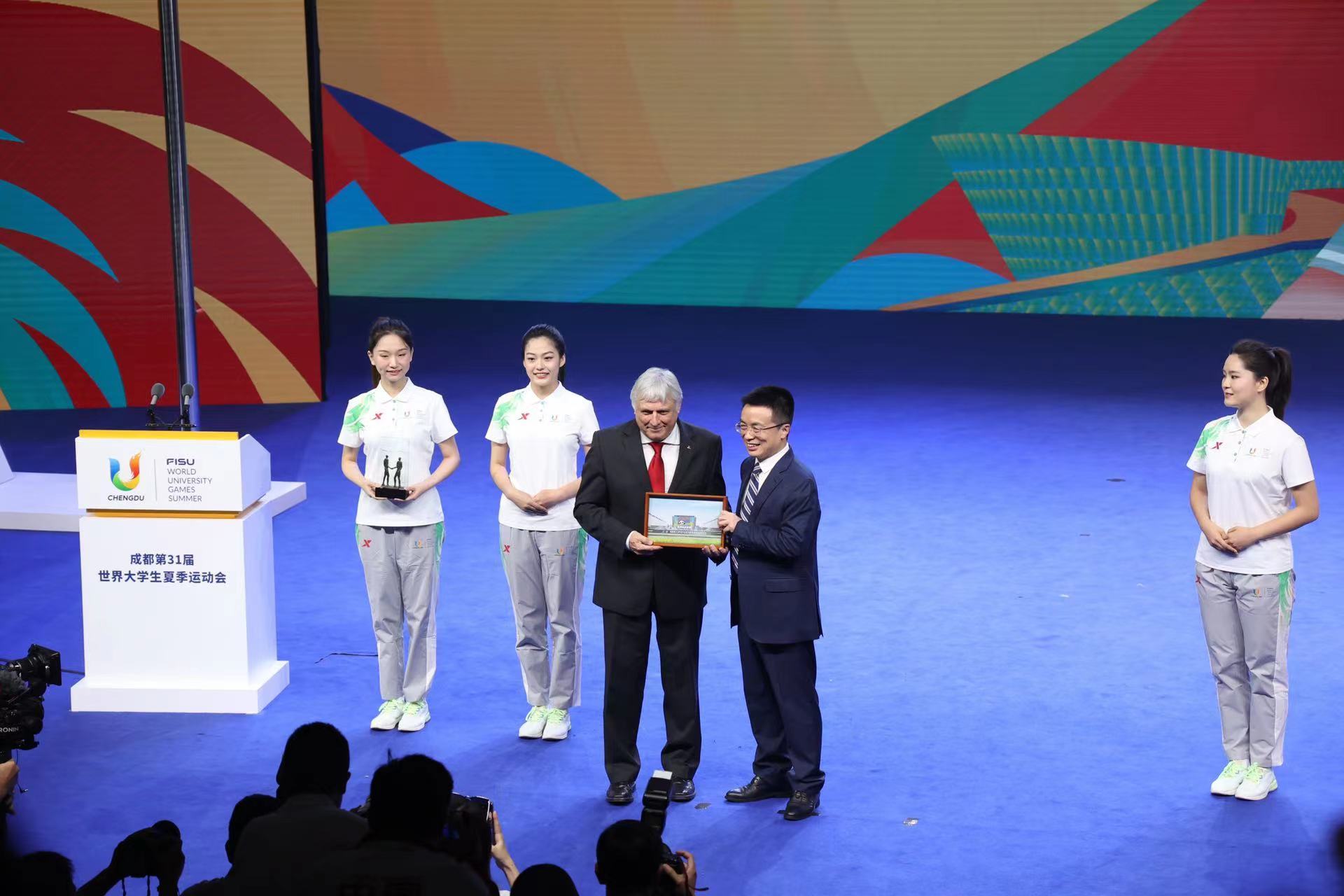 大运村村长鲜荣生与国际大体联秘书长艾瑞克·森超交换礼物。中青报·中青网记者 王鑫昕/摄