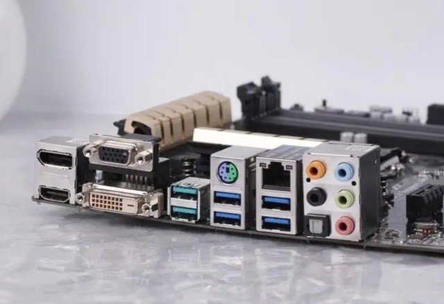 不注意很容易被坑!主板接口有玄机