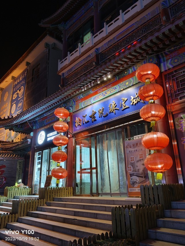 千元机不再怕暗光 vivo Y100夜景拍照实测